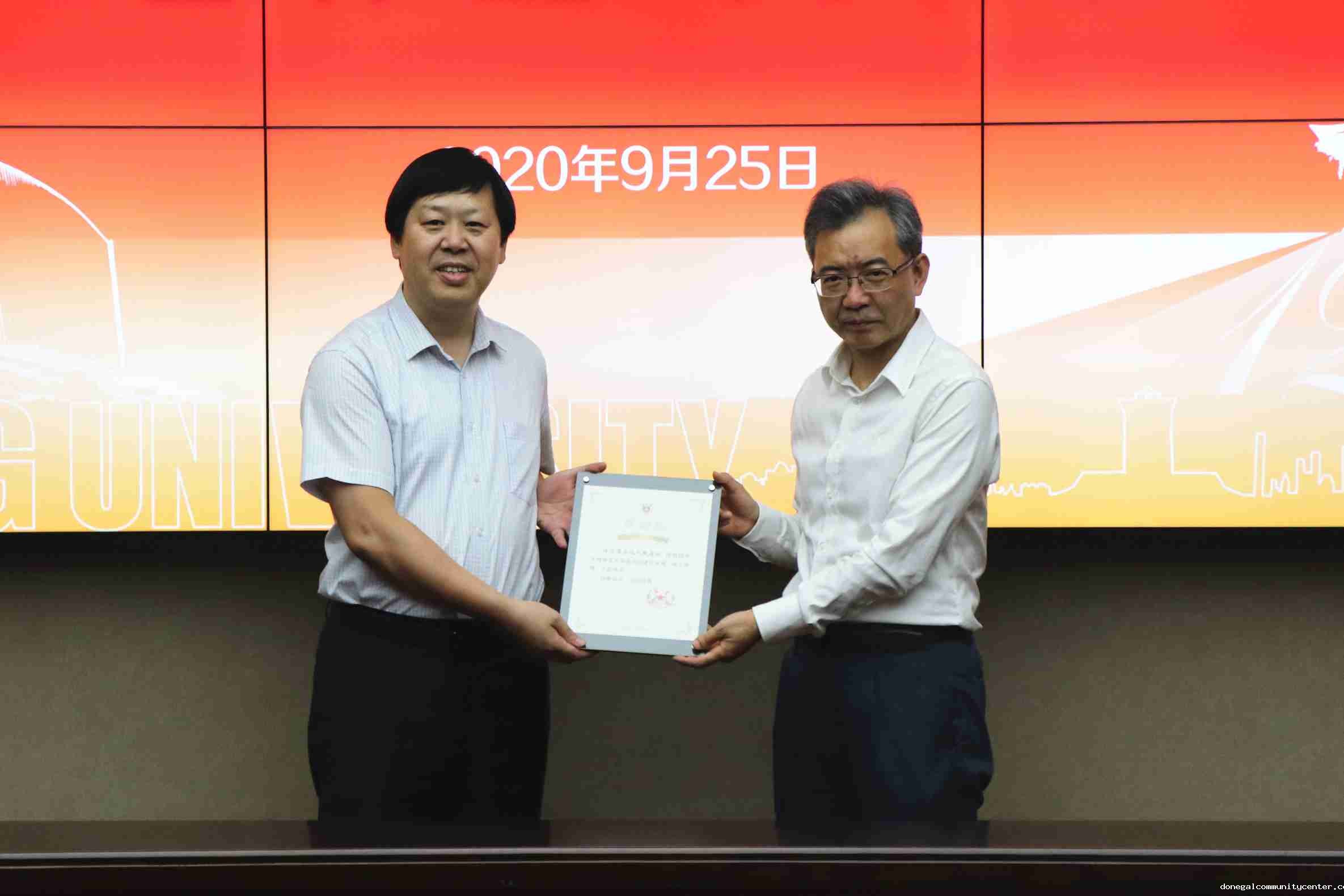 0925南京大学谈哲敏副校长向点点高尔夫球院毛向阳副书记颁发感谢状(100K).jpg